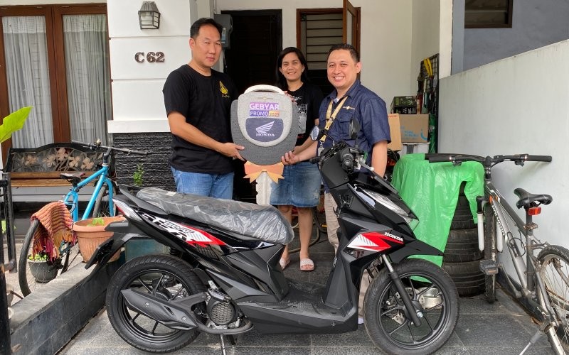 MNC Finance memberikan hadiah sepeda motor ke nasabah loyal. Pemberian ini dilakukan dalam rangka program Gebyar Promo 2023. (MNC Finance)