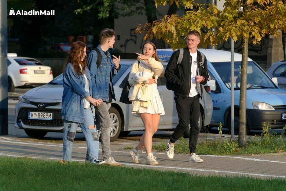 Rekomendasi Outfit untuk Hangout Bareng Teman, Kemeja Masih Jadi Pilihan Favorit. Foto: MNC Media.
