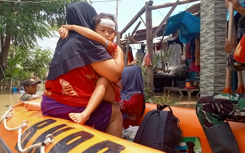 Warga mengungsi karena rumahnya diterjang banjir (Nika Kusuma/MPI)