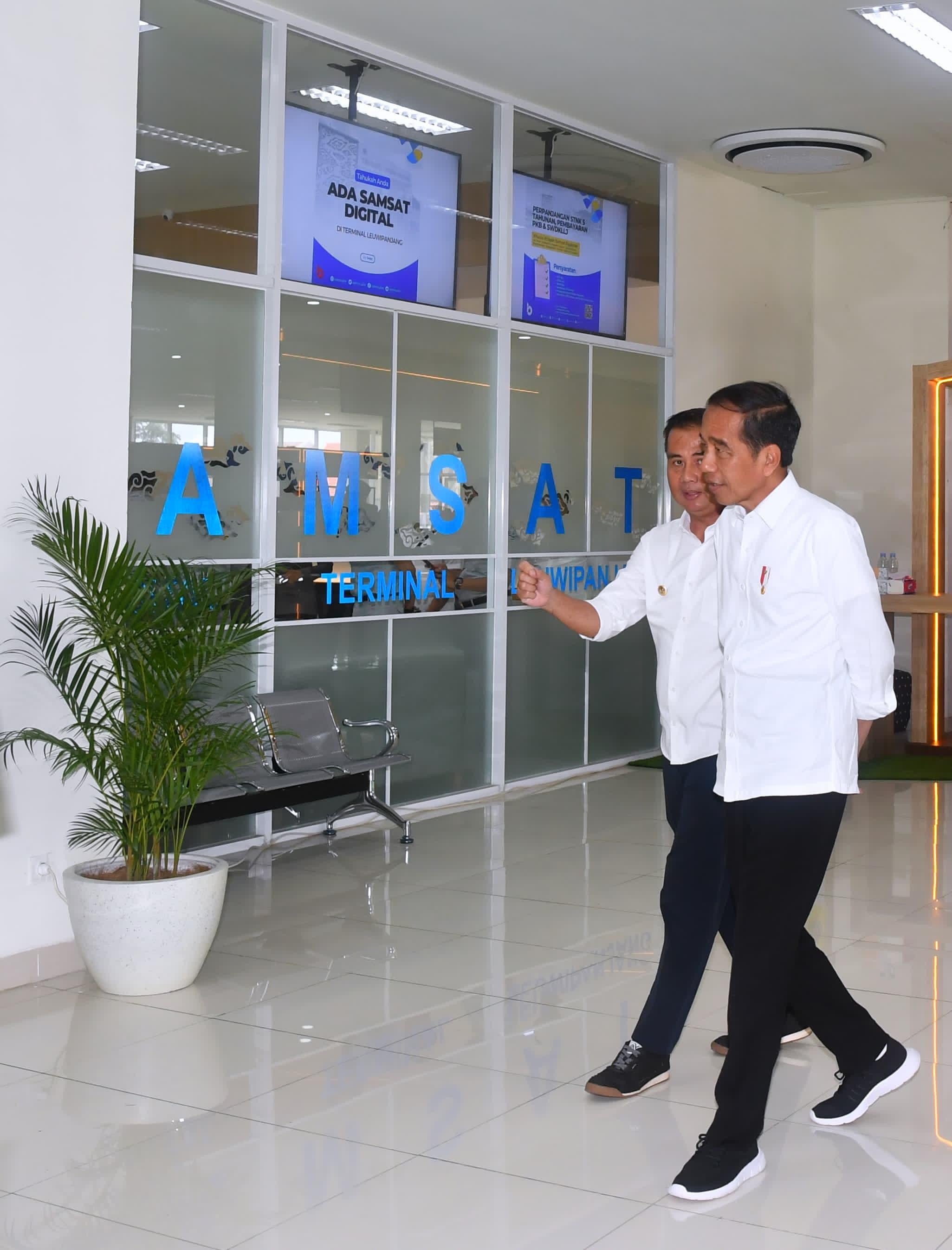 Dukung Transportasi Umum, Jokowi Resmikan Dua Terminal di Jabar. (Foto: BPMI Setpres)