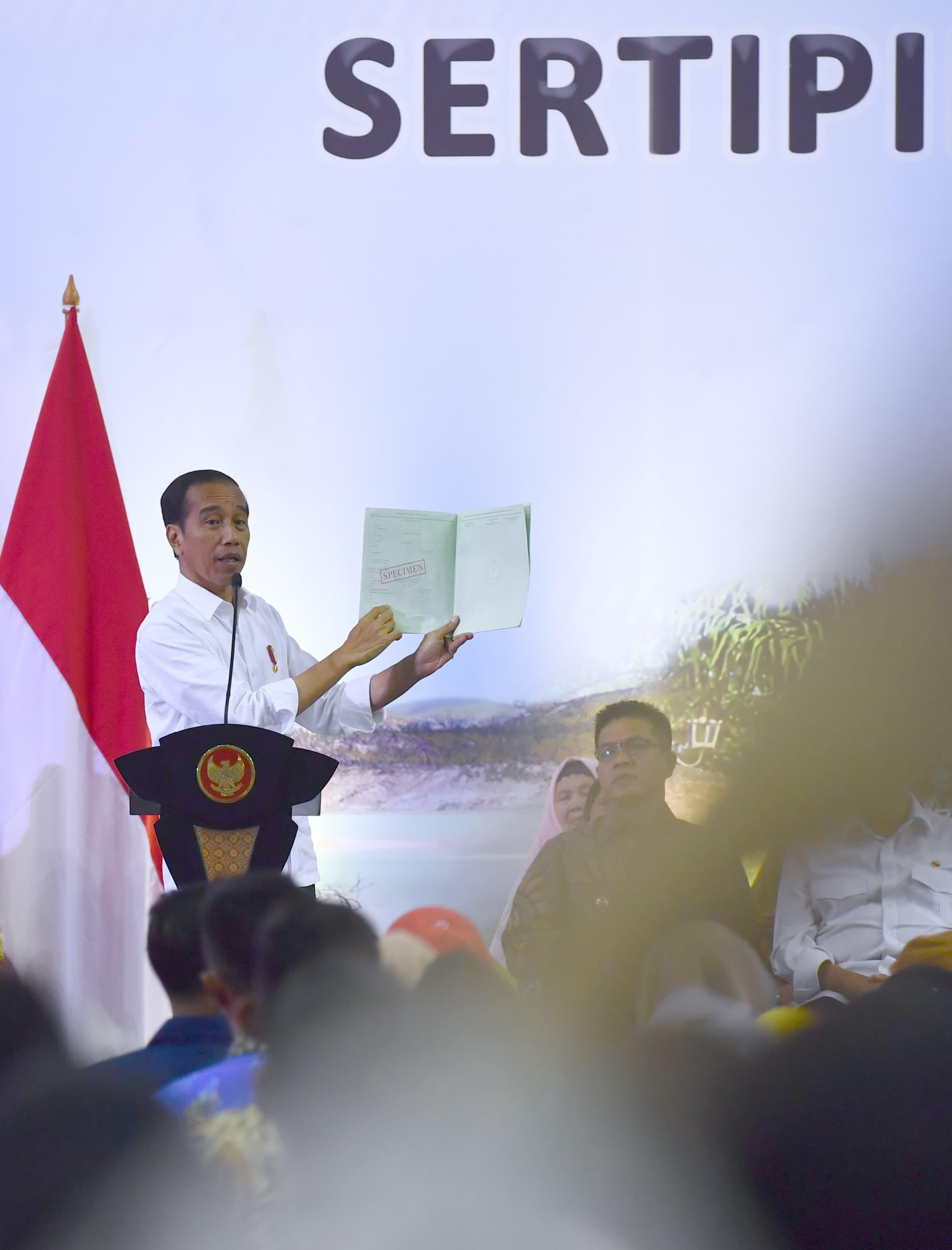Jokowi Serahkan Tiga Ribu Sertifikat Hak Atas Tanah di Kabupaten Bandung. (Foto: MNC Media)
