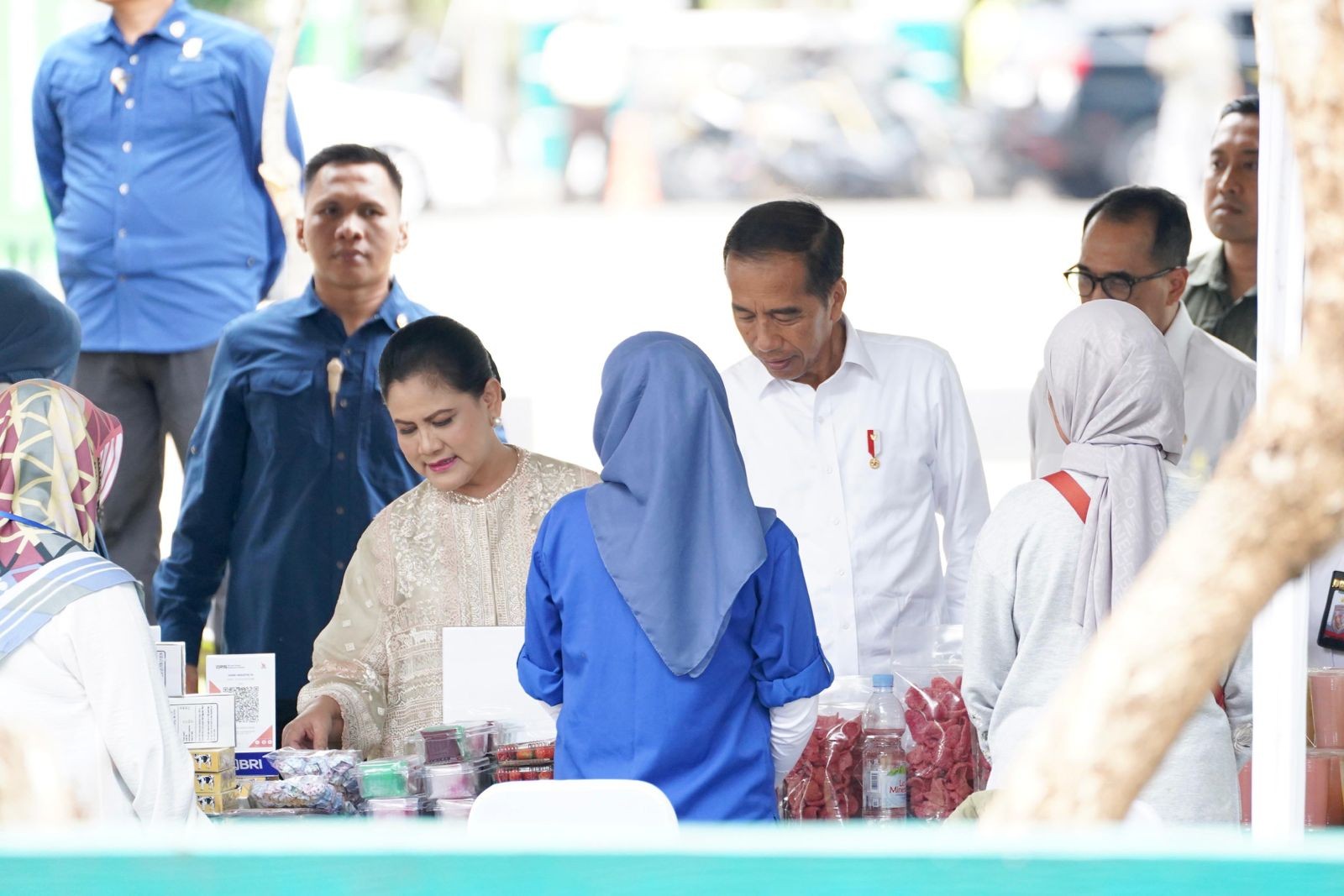 Bertemu Nasabah PNM Mekaar Bandung, Jokowi Beli Kalung untuk Iriana. (Foto: MNC Media)