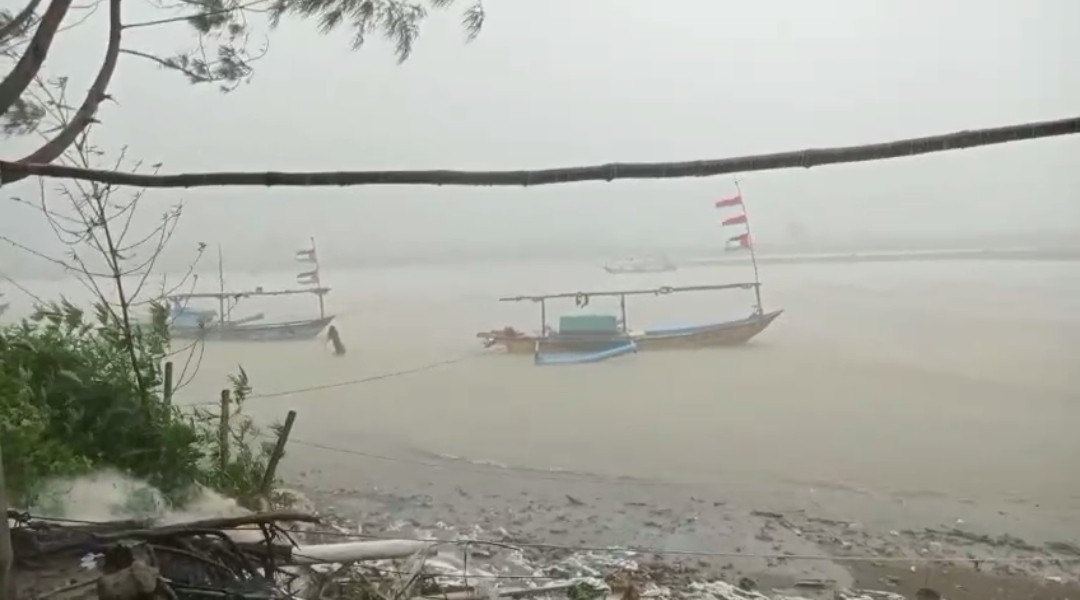 Hujan Angin di Pantai Selatan Lebak Banten, Nelayan Setop Melaut (FOTO: Dok Ist)