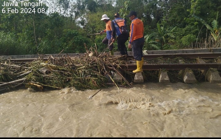 Jalur Kereta Api Semarang-Surabaya Terdampak Banjir, Lima KA Terdampak. (Foto: Priyo/MNC Media)