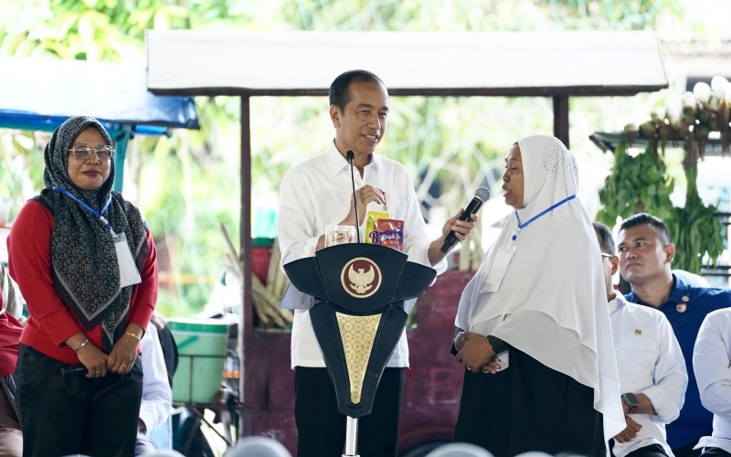 Jokowi Acungkan Jempol Untuk Produk Ibu Sri, Nasabah PNM Mekaar. (Foto: MNC Media)