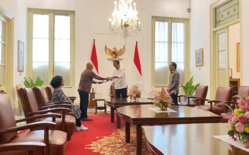 Petugas KPPS TPS 10 Gambir, menyambangi Istana Merdeka untuk bertemu Presiden Jokowi (MNC Media)