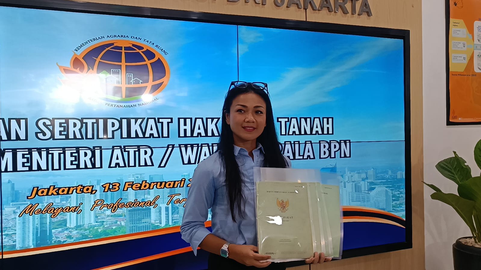 BPN Serahkan Sertifikat Tanah Milik Keluarga Nirina Zubir. (Foto Ravie/MPI)