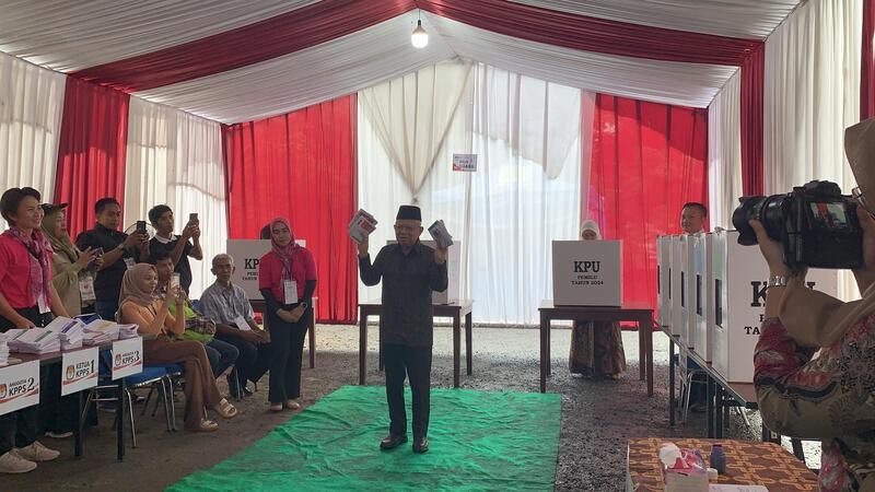 Wapres Maruf Amin Nyoblos di TPS 033 Depok. (Foto: MNC Media)