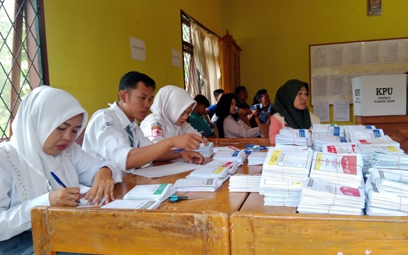 Petugas TPS Kota Lubuklinggau mengenakan seragam SMA (Era Neizma Wedya/MPI)