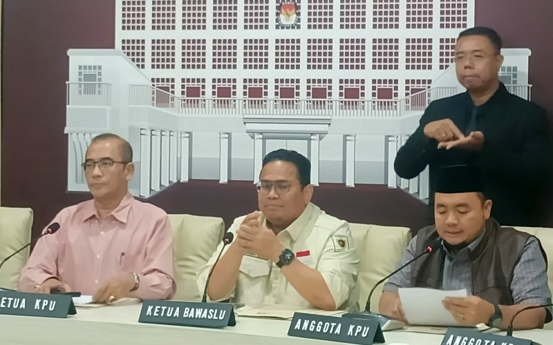 Ketua KPU Hasyim Asya'ri  dalam jumpa persnya di media Center KPU RI, Jakarta Pusat, Kamis (15/2/2024). (Felldy Utama/MPI)
