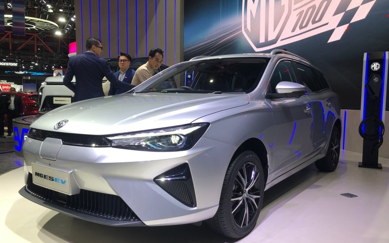 MG Motor Indonesia luncurkan dua kendaraan listrik terbarunya di ajang Indonesia International Motor Show (IIMS) 2024. (Foto: Syifa Fauziah/MPI)