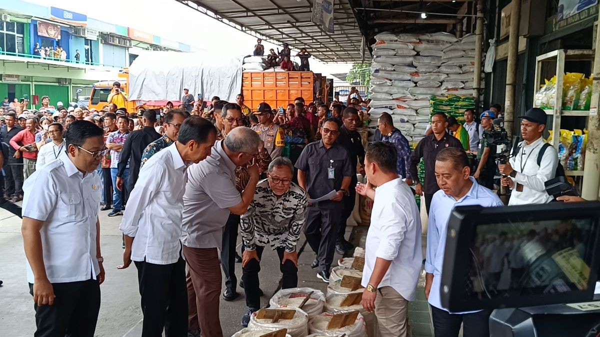 Jokowi Sambangi Pasar Induk Beras Cipinang. (Foto: Raka/MNC Media)