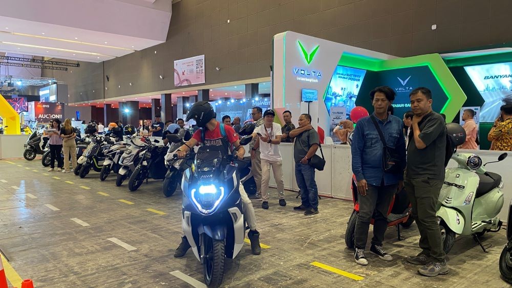 Pengunjung Bisa Jajal Motor Listrik di IIMS 2024, Ini Syaratnya. Foto: MNC Media.