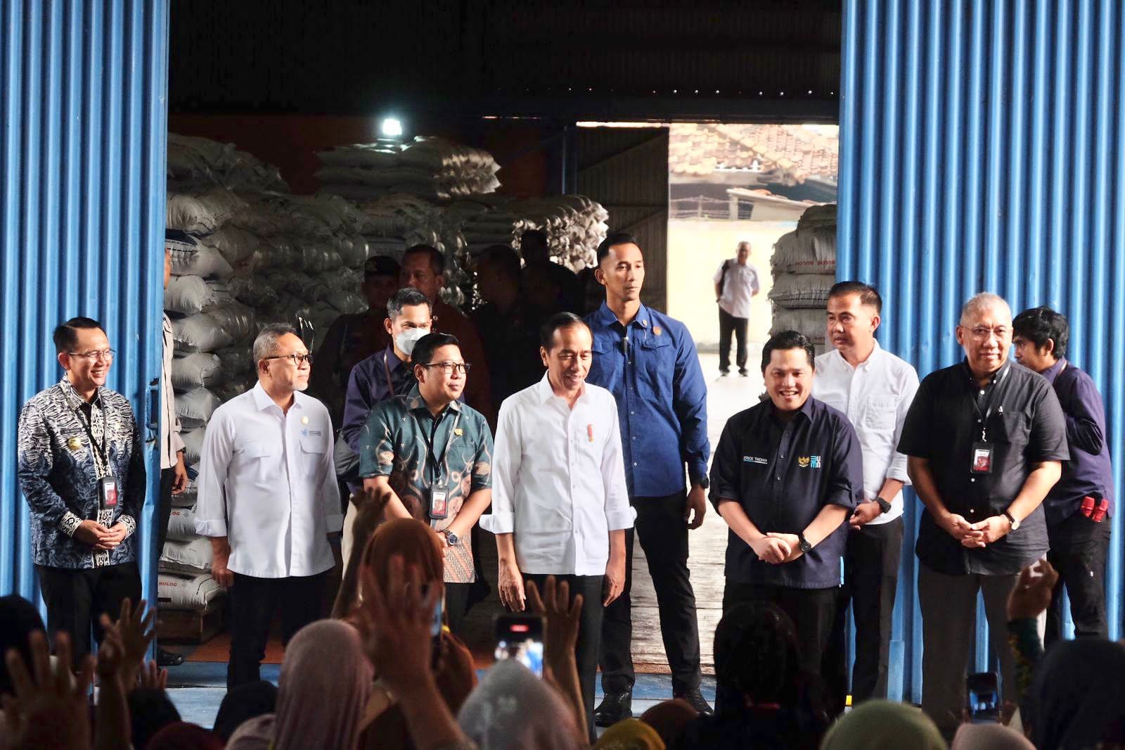 Jokowi Cek Stok Beras di Bekasi dan Serahkan Bantuan Pangan. (Foto: MNC Media)