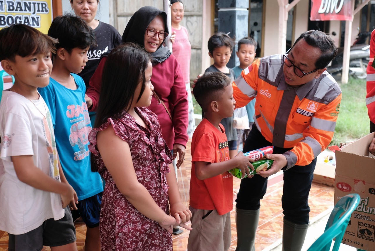 SIG Bantu Kebutuhan Pokok Korban Banjir Bandang di Jawa Tengah (foto: MNC media)