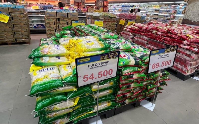 Beras mulai membanjiri ritel modern di Hypermart. (Atikah Umiyani/MPI)