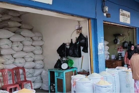 Warga Keluhkan Harga Beras Meroket sejak 2023. (Foto: Iren Leleng/MNC Media)