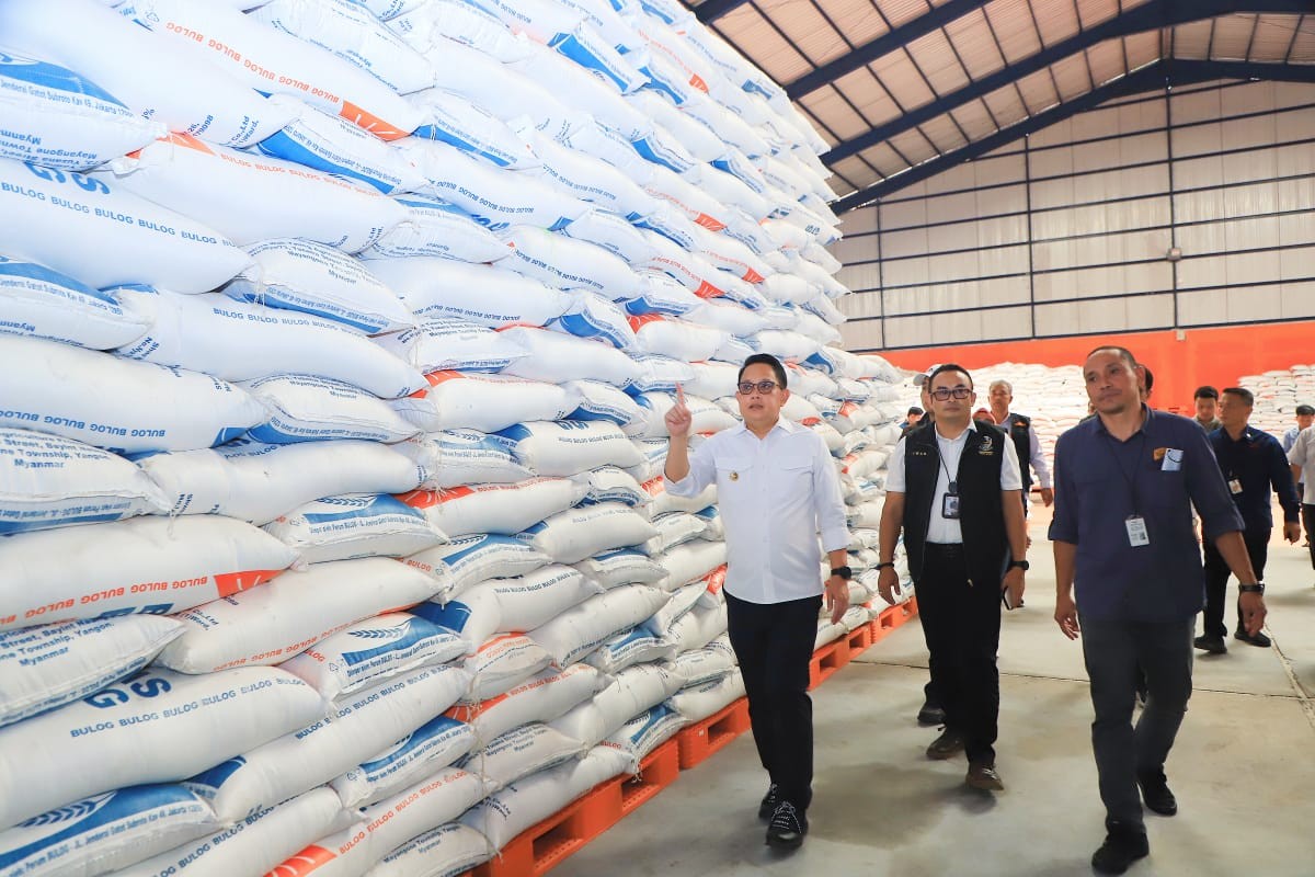Pj Gubernur Jatim Jamin Stok Beras Aman hingga Enam Bulan ke Depan. (Foto: Lukman Hakim/MNC Media)