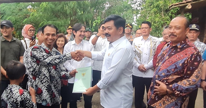 Menteri ATR Bagikan 205 Sertifikat Hasil Program Konsolidasi Tanah di Yogyakarta (Foto Jonathan S)