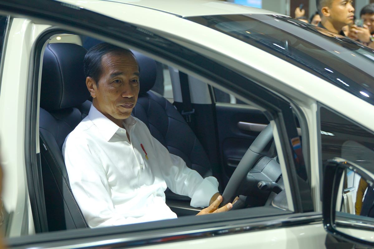 Jokowi Jajal Wuling Cloud EV di IIMS 2024, Mobil Listrik Seharga Rp400 Jutaan. (Foto: MNC Media)