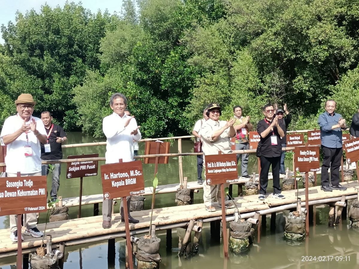 Peringati Hari Pers, Menteri LHK Tanam Mangrove di Taman Wisata Alam Angke. (Foto: Carlos/MNC Media)
