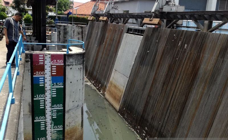 Waspada, Tinggi Muka Air di Pintu Air Pasar Ikan Jakarta Utara Siaga Dua. (Foto: MNC Media)