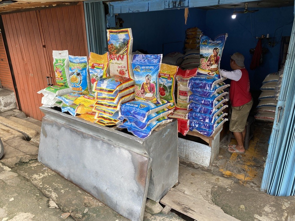 Stok Beras Diborong untuk Bansos Pemerintah, Pedagang Gigit Jari. (Foto Danandaya/MPI)