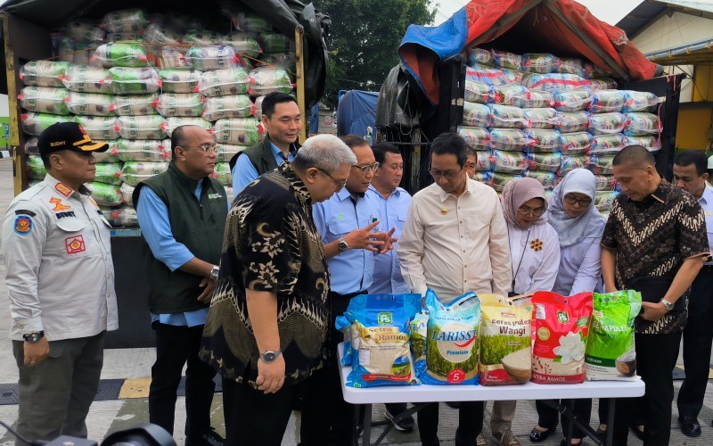 Pj Gubernur DKI Jakarta Heru Budi Hartono resmi melepas atau menyebar 15 juta kilogram beras premium untuk toko ritel modern se-Jabodetabek. (Dinar Fitra/MPI)