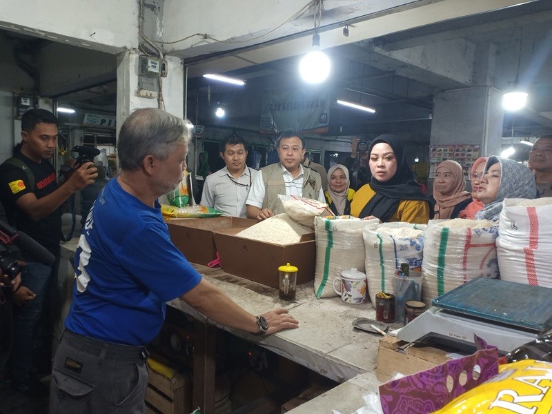 Beras Langka dan Mahal, Warga Diimbau Tak Panic Buying (Foto Agus Warsudi)