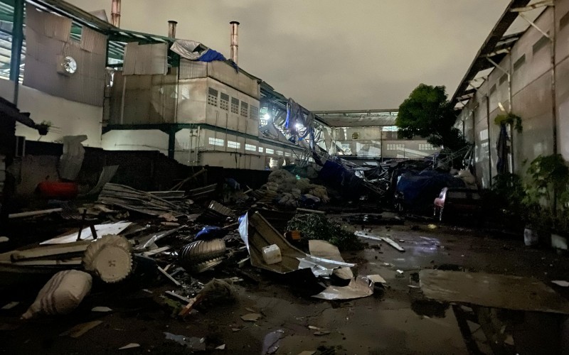 Rumah dan pabrik rusak akibat angin kencang yang menyapu wilayah Kabupaten Bandung dan Sumedang, Jawa Barat (MNC Media)