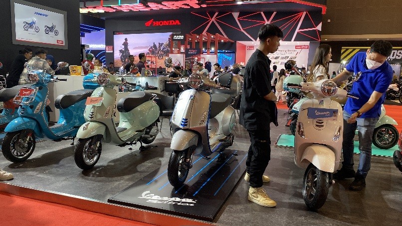Vespa Listrik Banting Harga di IIMS 2024, Diskon Rp100 Juta. Foto: MNC Media.