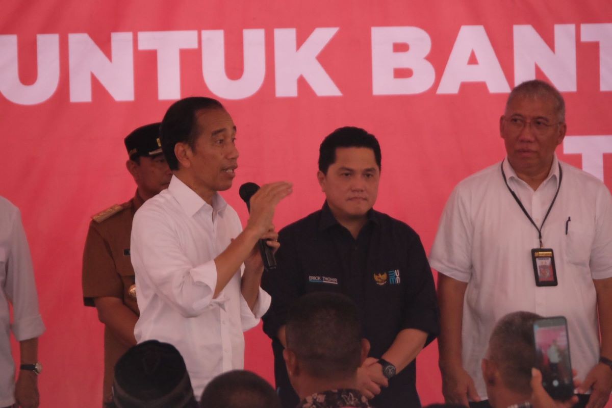 Jokowi Bagi-Bagi Beras 10 Kg di Sulsel, Atasi Pasokan yang Terbatas. (Foto: Dok. Biro Pers Setpres)
