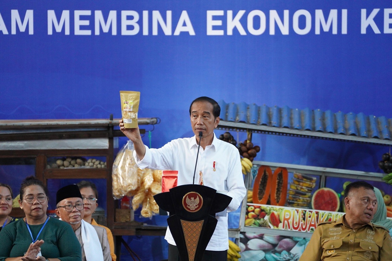 Nasabah Mekaar Ini Dipuji Jokowi karena Merek Produknya Pakai Nama Anak. (Foto Istimewa)