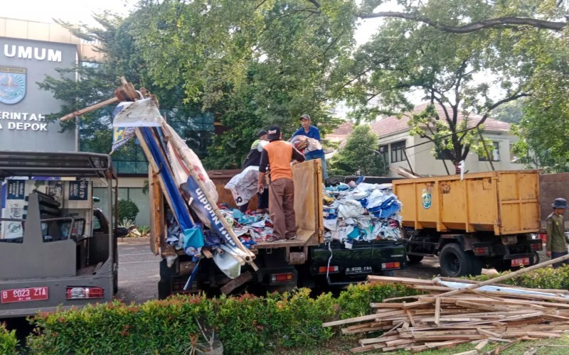 Sampah Alat Peraga Kampanye (APK) Pemilu 2024 di Kota Depok, mencapai 6 ton. (Muhammad Refi Sandi/MPI)