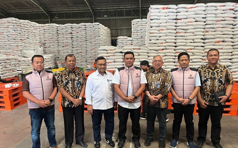 Satgas Pangan Polri melakukan inspeksi mendadak (sidak) di gudang beras Perum Bulog, Jakarta Utara, Kamis (22/2/2024). 