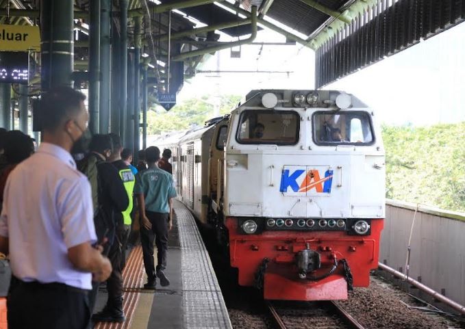 Khusus Hari Ini, 13 Kereta yang Berangkat dari Gambir Berhenti di Stasiun Jatinegara (foto mnc media)