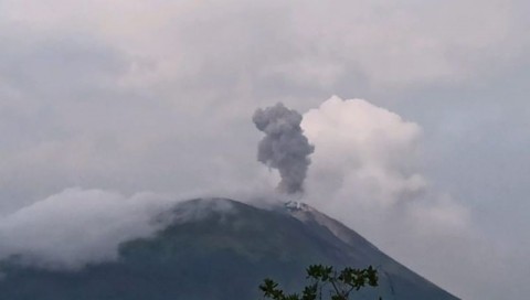 Gunung Ile Lewotolok Erupsi Lagi, Tinggi Kolom Abu Capai 1 Km. (Foto: Dok. PVMBG)