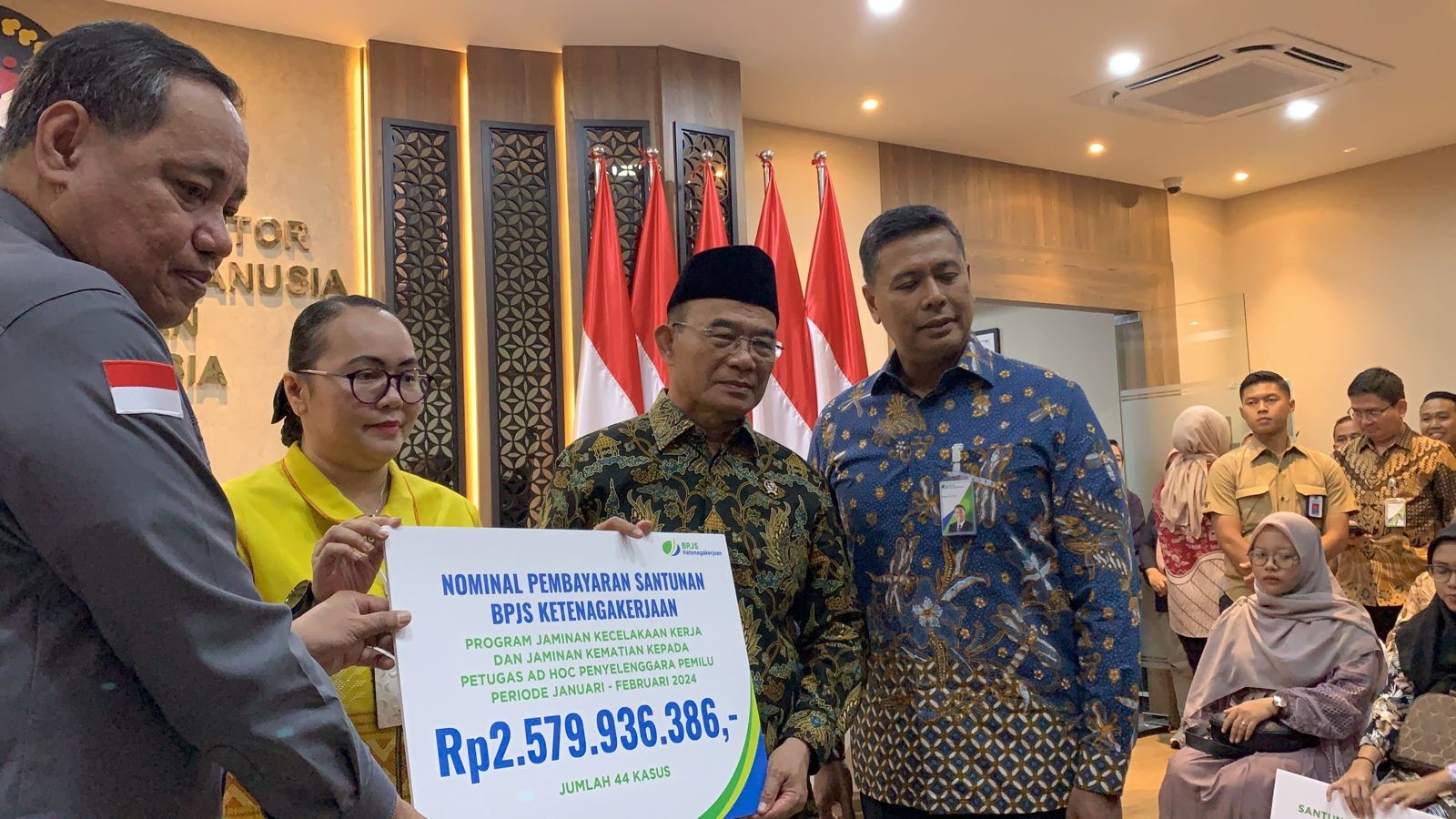 Menko PMK Serahkan Santunan Rp2,6 Miliar untuk 44 Petugas Adhoc Pemilu yang Wafat. (Foto: Binti/MNC Media)
