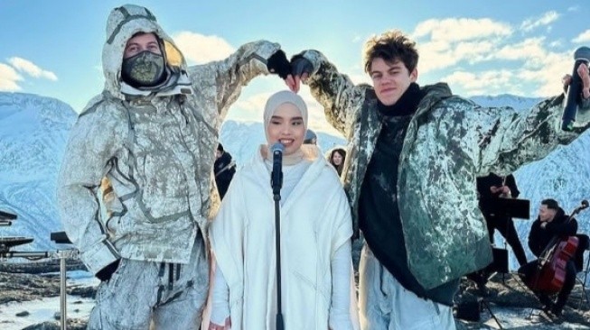 Intip Lokasi Syuting Who I Am Alan Walker X Putri Ariani, Pegunungan Bersalju. (Foto: IG/arianinismaputri)