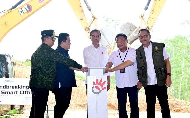 Presiden Jokowi melakukan groundbreaking Telkom Smart Office di Kawasan Ibu Kota Nusantara (IKN), Kalimantan Timur (MNC Media)