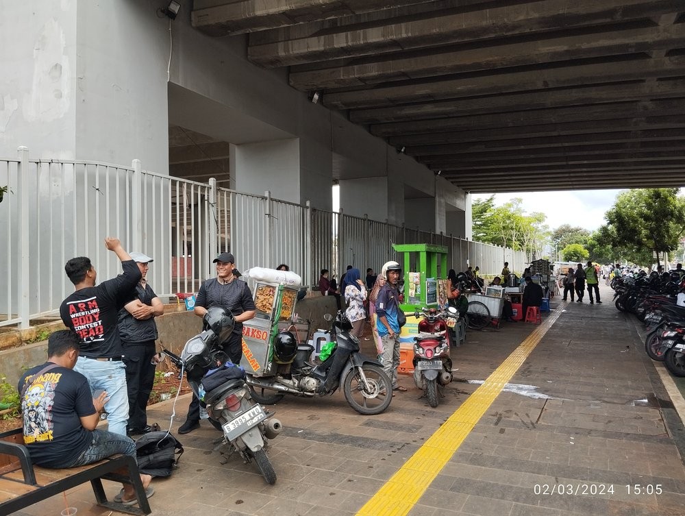 Ada Konser Ed Sheeran, Pedagang Kaki Lima Padati Area Sekitar JIS. (Foto: MNC Media)