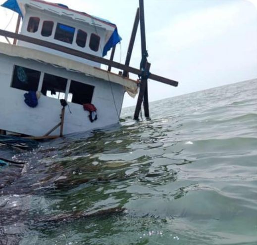 Kapal Karam Diterpa Hujan dan Angin Kencang di Kolaka Utara. (Foto: MNC Media)