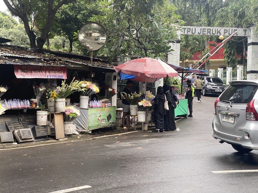 Kecipratan Berkah Ramadan, Omzet Penjual Bunga TPU Jeruk Purut Melonjak 200 Persen. (Foto Ari Sandita/MPI)