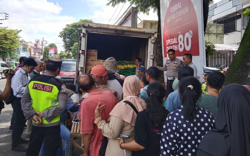 Warga rela antre demi dapat beras murah di tengah cuaca panasnya Kepanjen, Malang, (Avirista/MPI)