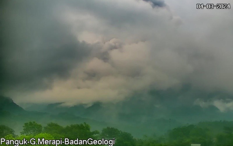 Gunung Merapi di Yogyakarta, kembali mengeluarkan awan panas, Senin (4/3/2024)