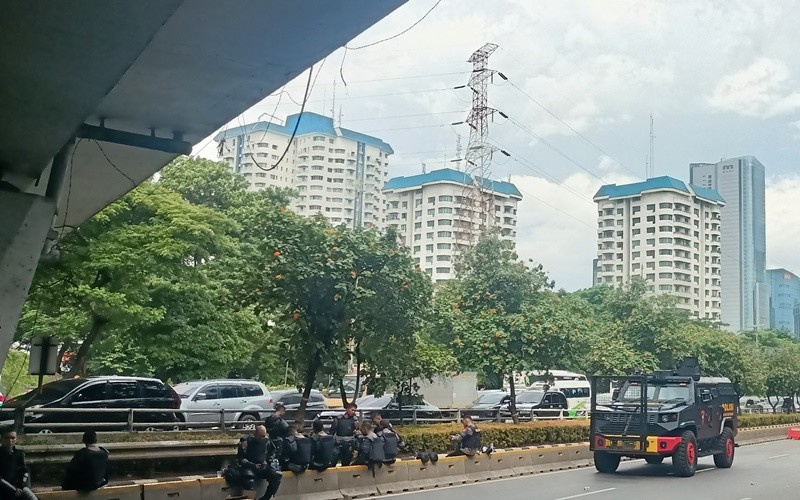 Aksi demonstrasi ribuan elemen masyarakat di depan Gedung DPR-MPR RI, Senayan, Jakarta, membuat arus lalu lintas macet.