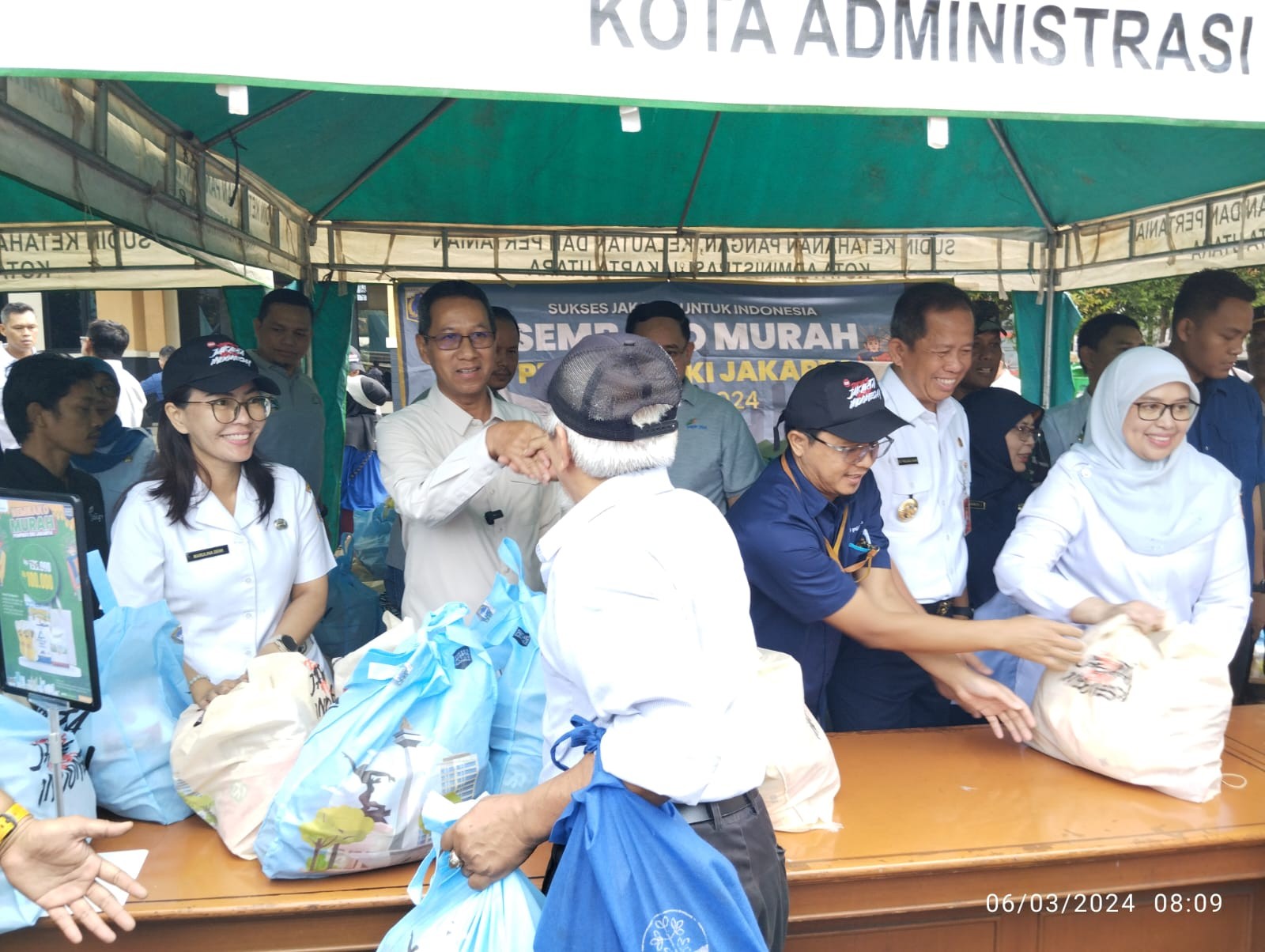Heru Budi Bagikan Seribu Paket Sembako Murah di Cilincing. (Foto: MNC Media)