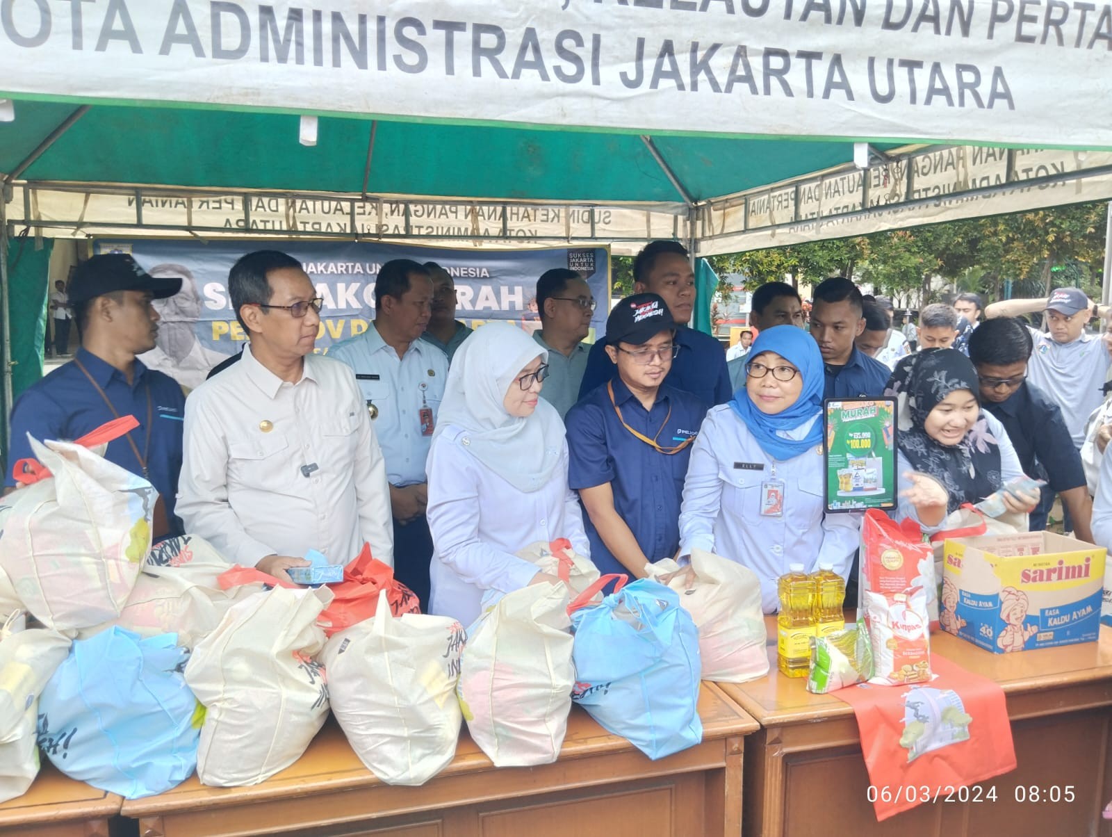 Gelar Sembako Murah, Heru Budi Beri Telur dan Mi Instan Gratis untuk PPSU dan PJLP. (Foto: Carlos/MNC Media)
