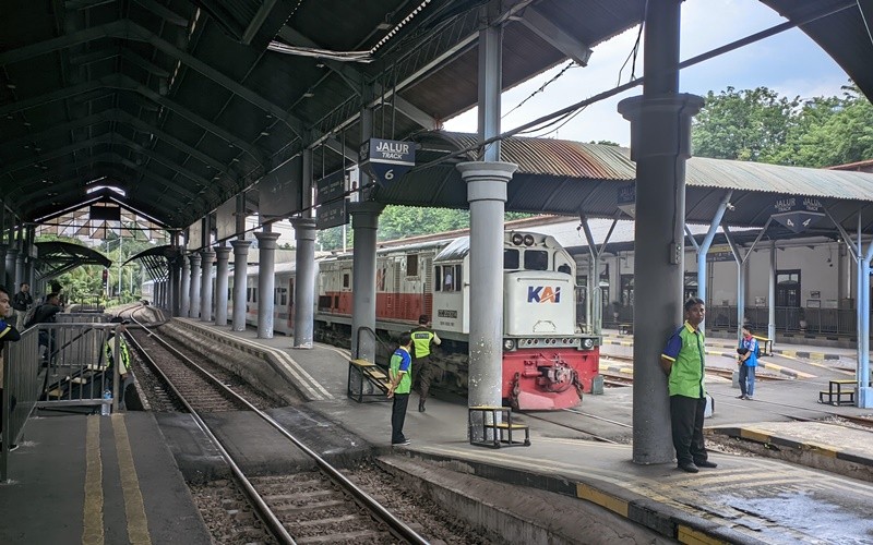 KAI Daerah Operasi 8 Surabaya mengoperasikan empat KA jarak jauh tambahan. (Lukman Hakim/MPI)