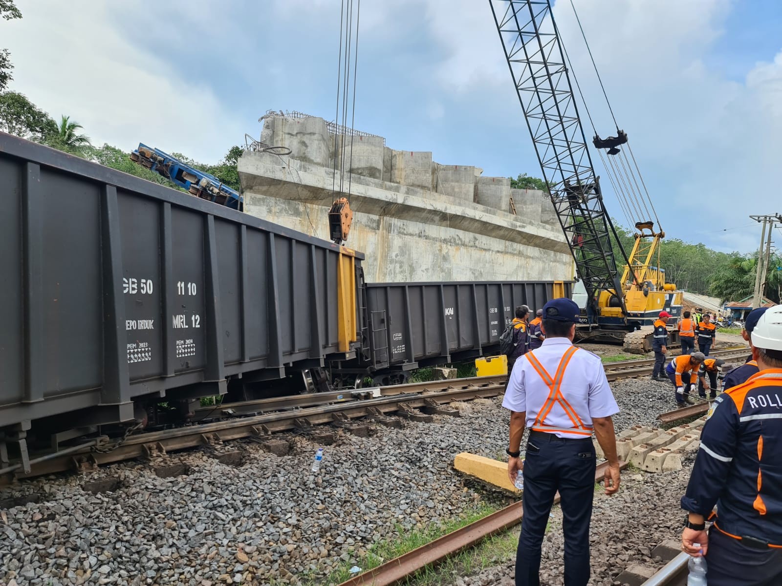 Girder Flyover Bantaian di Sulawesi Selatan Roboh, KAI Batalkan Seluruh Perjalanan. (Foto: MNC Media)